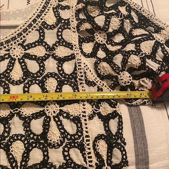 Solitaire Black and White Puff Sleeve Crochet Blouse - Picture 7 of 7